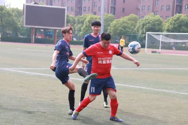 重庆女子公开首轮赛彭严萱63杆破纪录领先 许赢T3